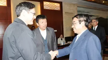 张利平与雀巢大中华区陆大年一行座谈——《呼伦贝尔日报》